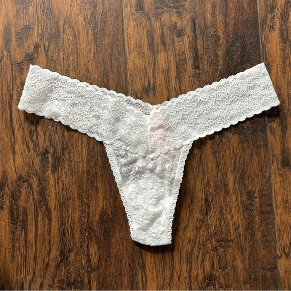 Victoria’s Secret, Women, Thong - Picture 1 of 4